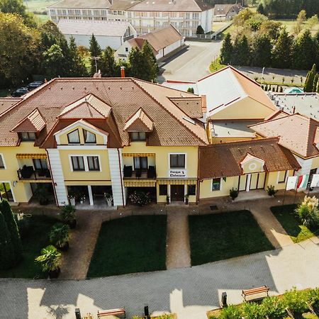 Апартаменты Szerencsemak Panzio Кехидакустани Экстерьер фото